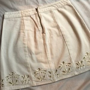 WHITE DENIM PACSUN EMBROIDERED SKIRT